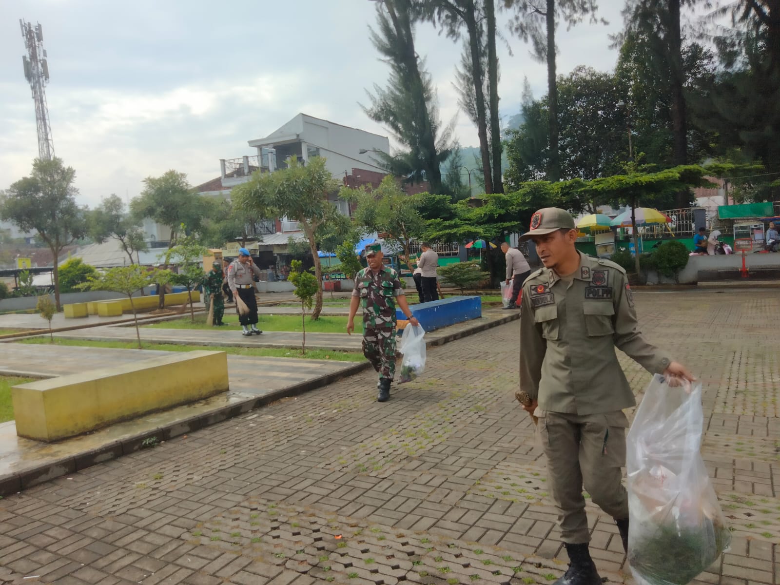 kegiatan-anggota-satpol-pp-dan-satgas-linmas-kecamatan-ciwidey-1