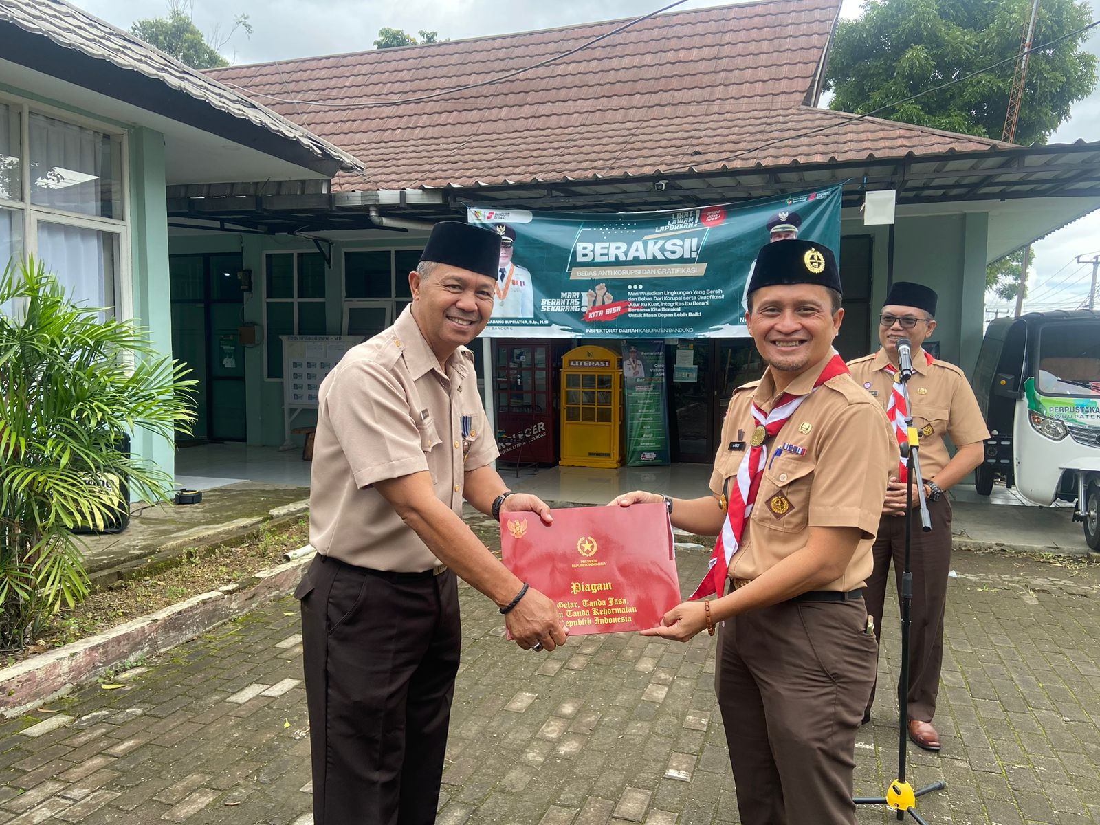 penyerahan-piagam-kepada-kassubag-program-dan-keuangan