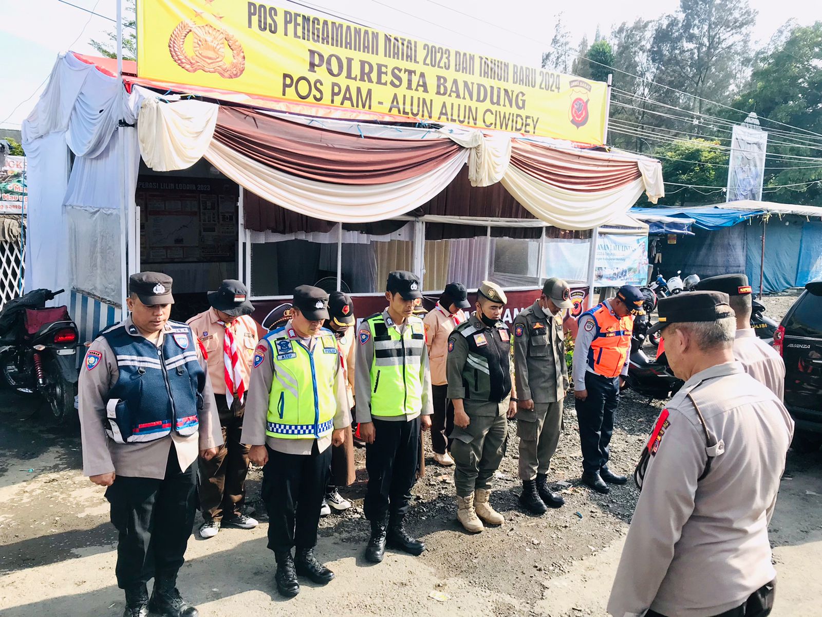 kegiatan-satpol-pp-dan-satgas-linmas-uinit-kecamatan-ciwidey-pengamanan-nataru-2023-dari-pos-pam-alun-alun-ciwidey
